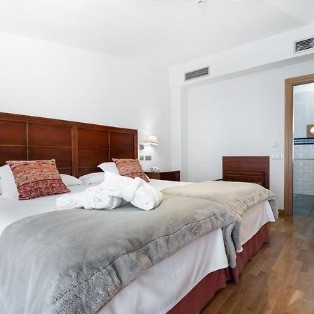 Hotel Villa Virginia Sabinanigo Bagian luar foto