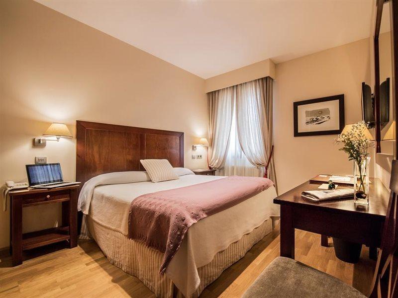 Hotel Villa Virginia Sabinanigo Bagian luar foto