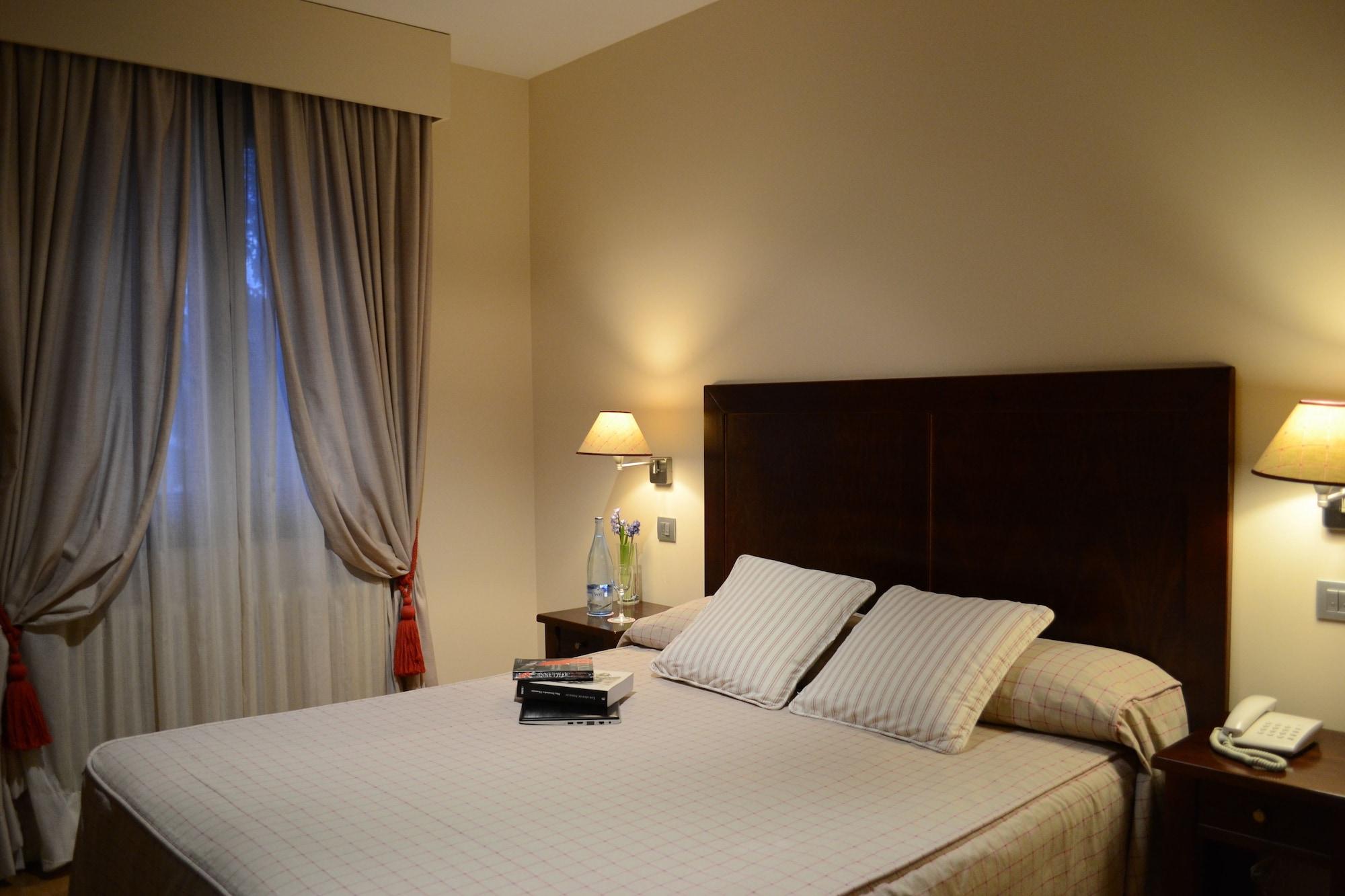 Hotel Villa Virginia Sabinanigo Bagian luar foto