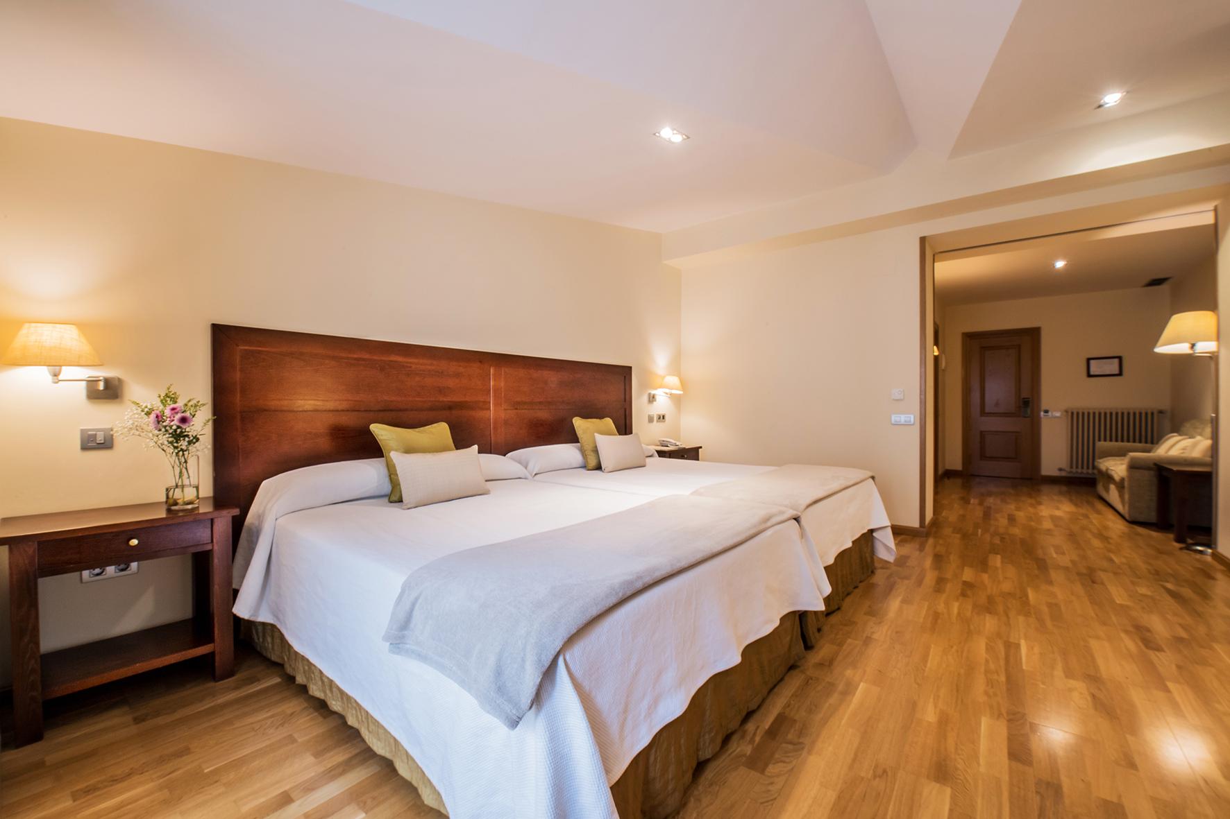 Hotel Villa Virginia Sabinanigo Bagian luar foto