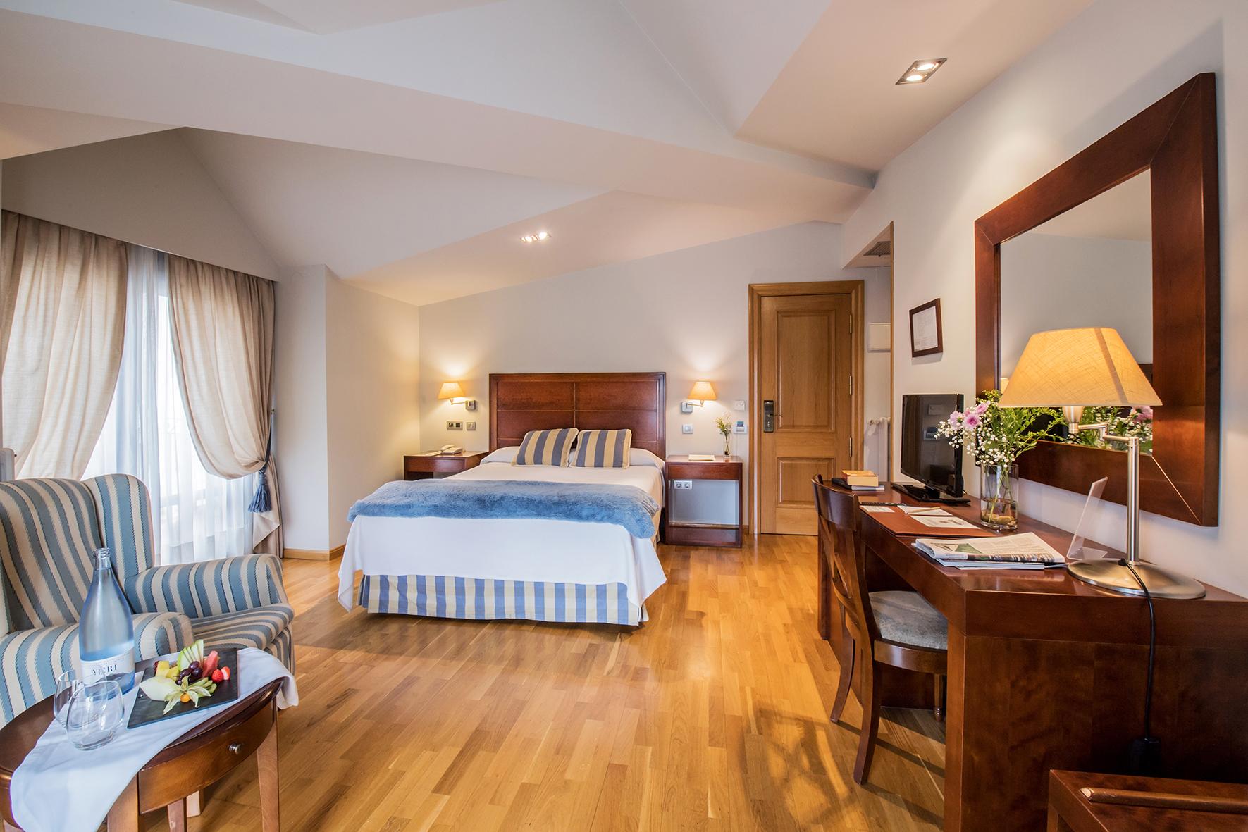 Hotel Villa Virginia Sabinanigo Bagian luar foto