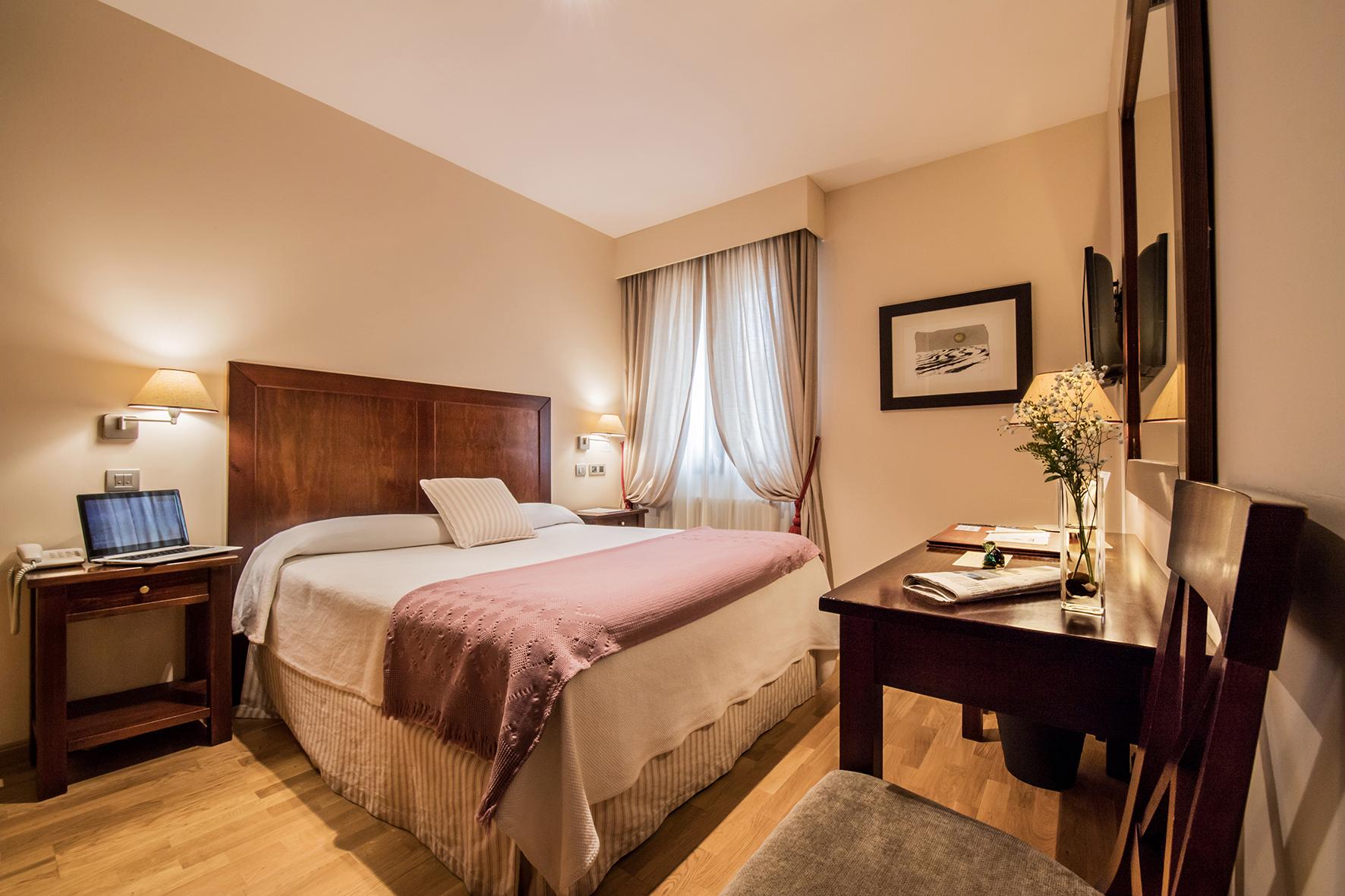 Hotel Villa Virginia Sabinanigo Bagian luar foto