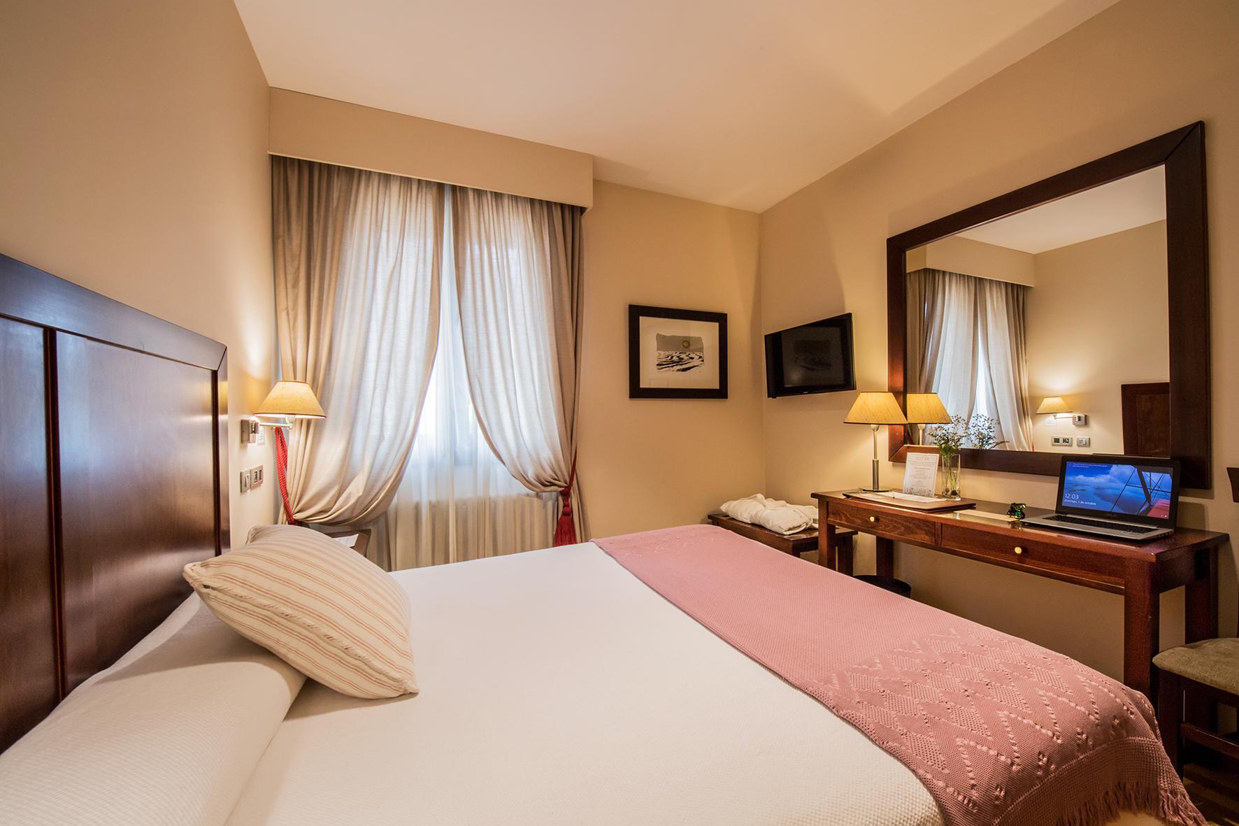 Hotel Villa Virginia Sabinanigo Bagian luar foto