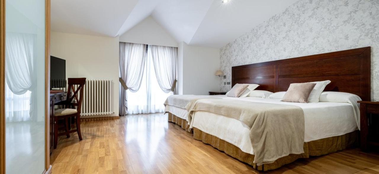 Hotel Villa Virginia Sabinanigo Bagian luar foto