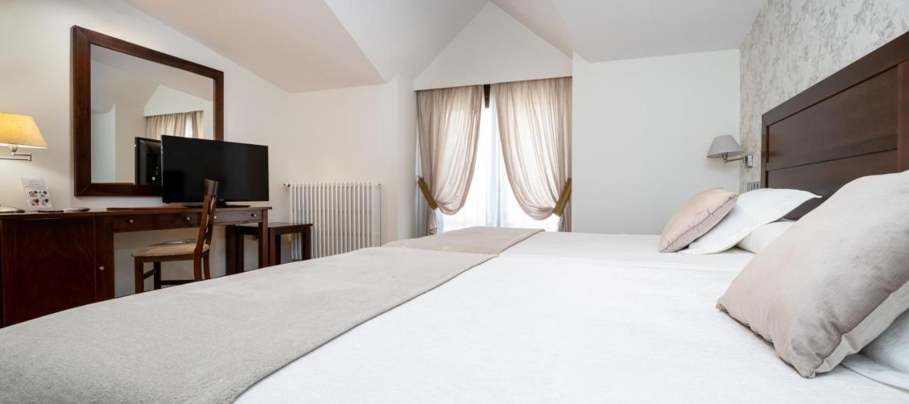 Hotel Villa Virginia Sabinanigo Bagian luar foto