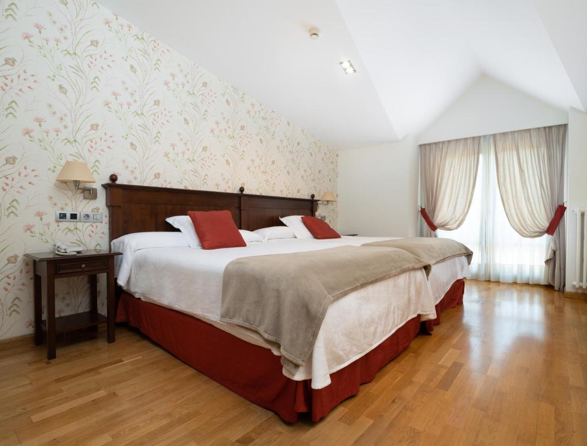 Hotel Villa Virginia Sabinanigo Bagian luar foto