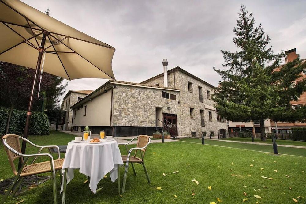 Hotel Villa Virginia Sabinanigo Bagian luar foto