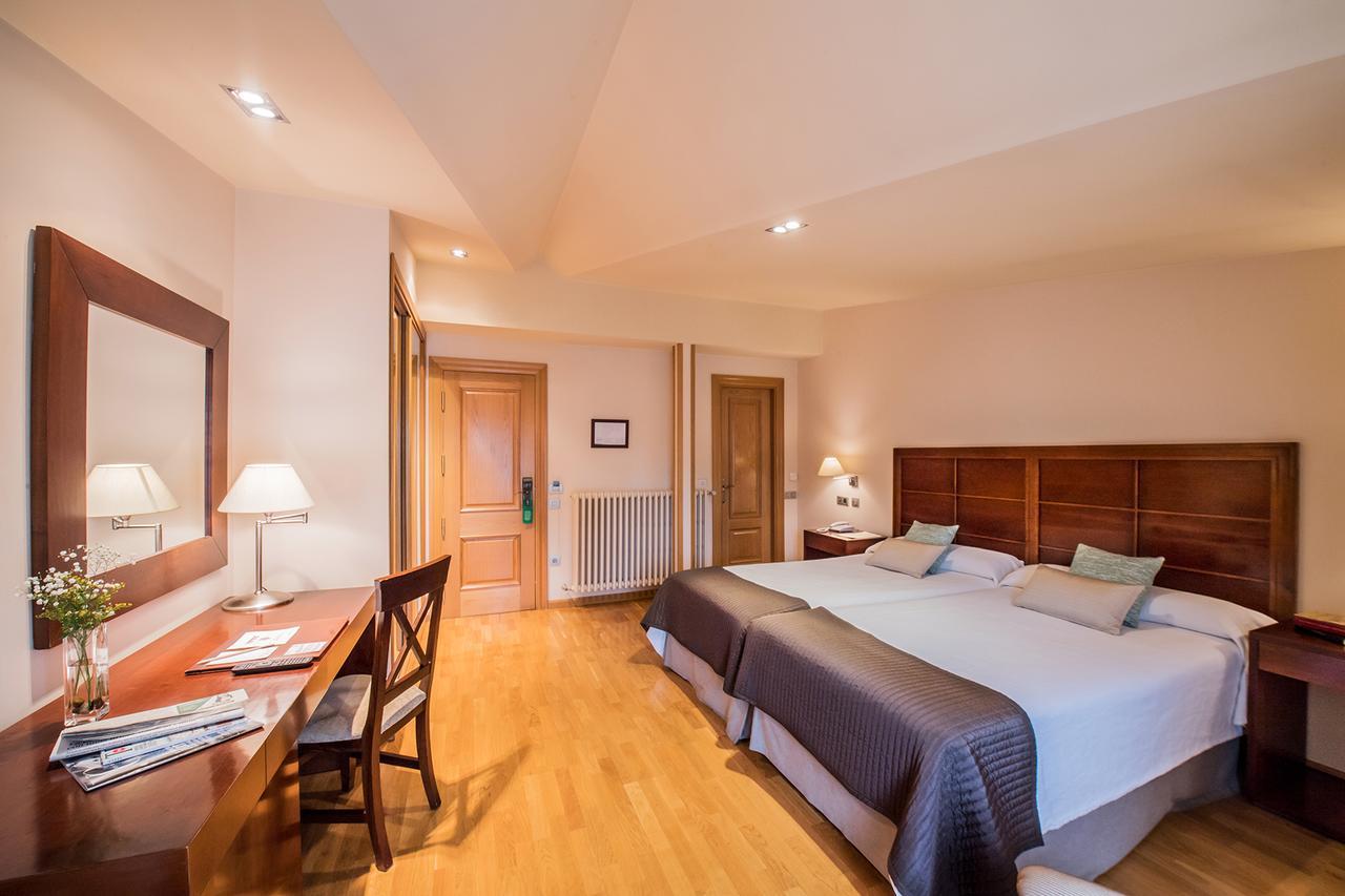 Hotel Villa Virginia Sabinanigo Bagian luar foto